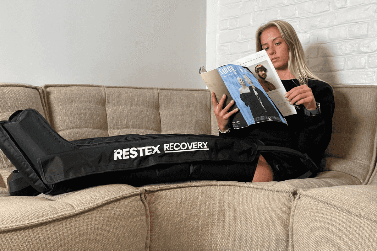 Une femme s'apprête à réaliser une séance de drainage lymphatique chez elle, en préparant tout le nécessaire pour profiter pleinement des bienfaits de cette technique.