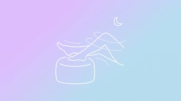 Jambes au repos sur un pouf, le soir — illustration Restex Recovery (jambes lourdes et fatigue)