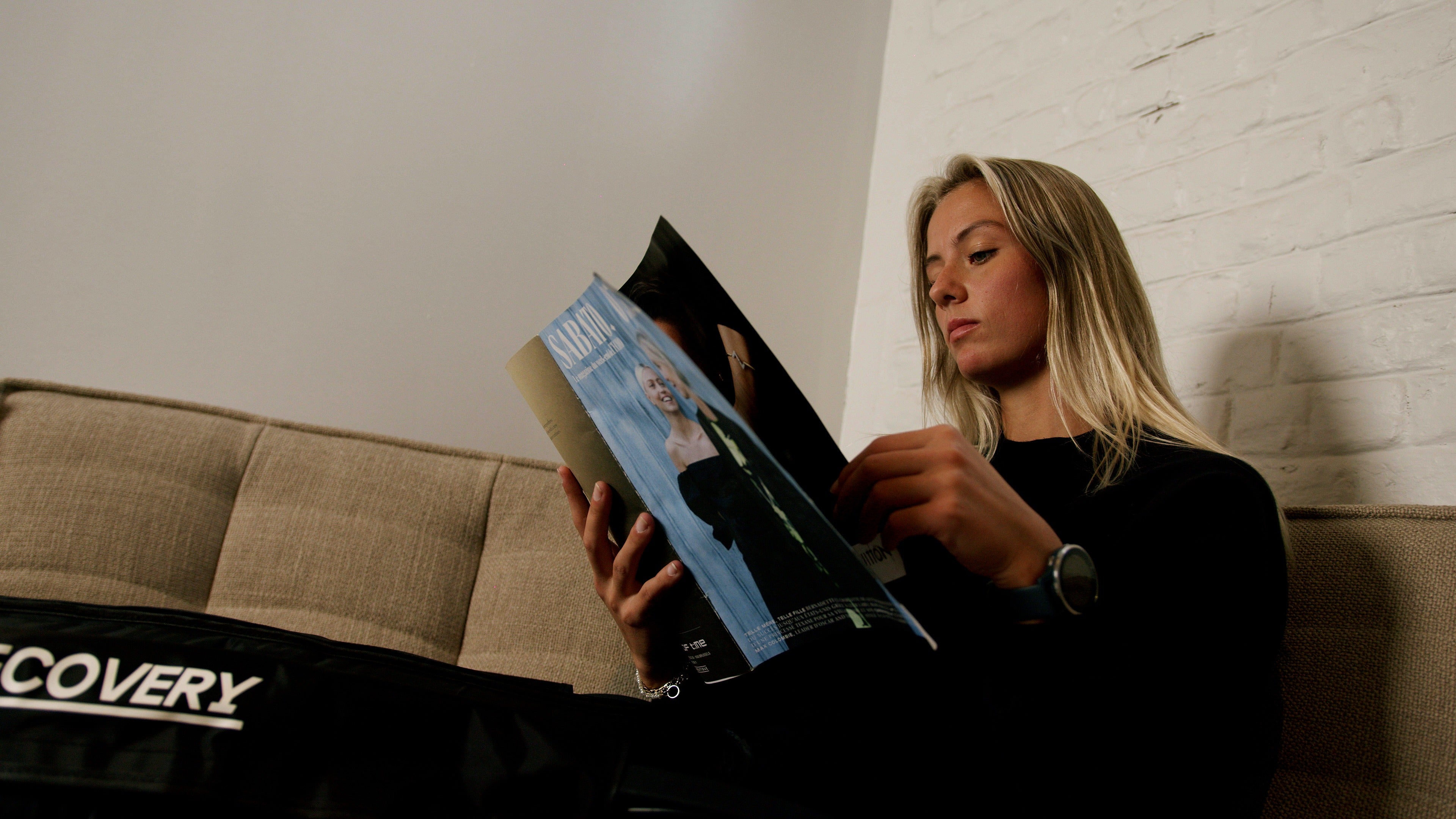 Femme lisant un magazine pendant sa séance de pressothérapie Restex Recovery